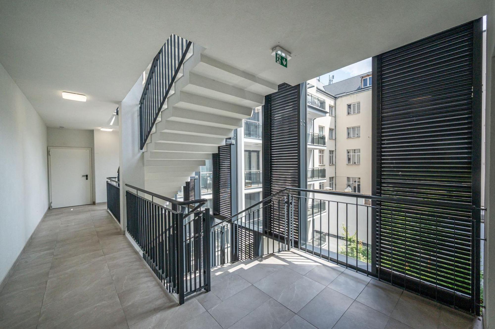 Condos With Garage And Balcony In City Center — Fotók 3