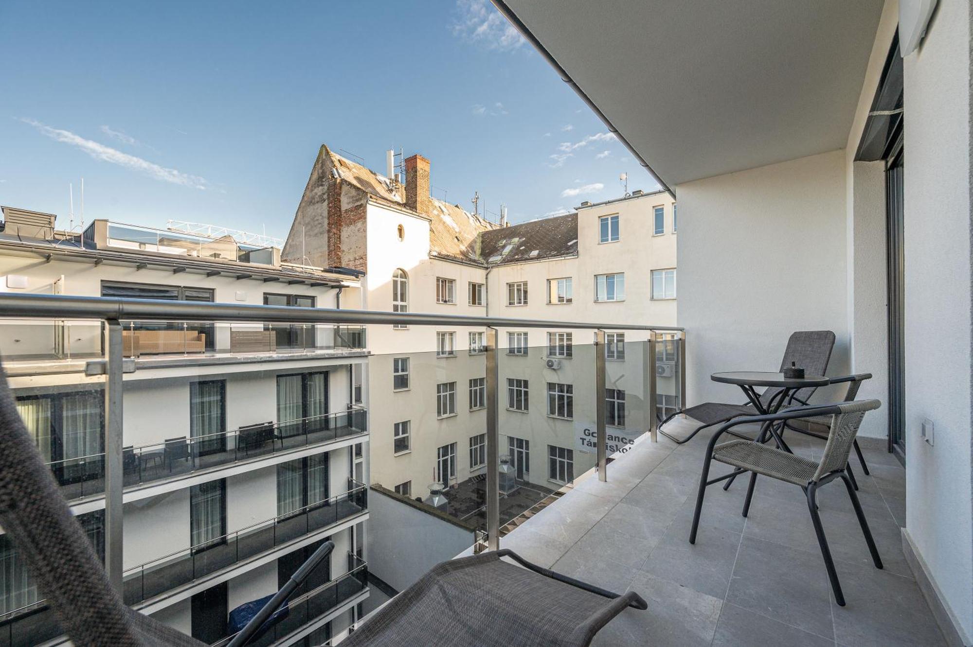 Condos With Garage And Balcony In City Center — Fotók 1