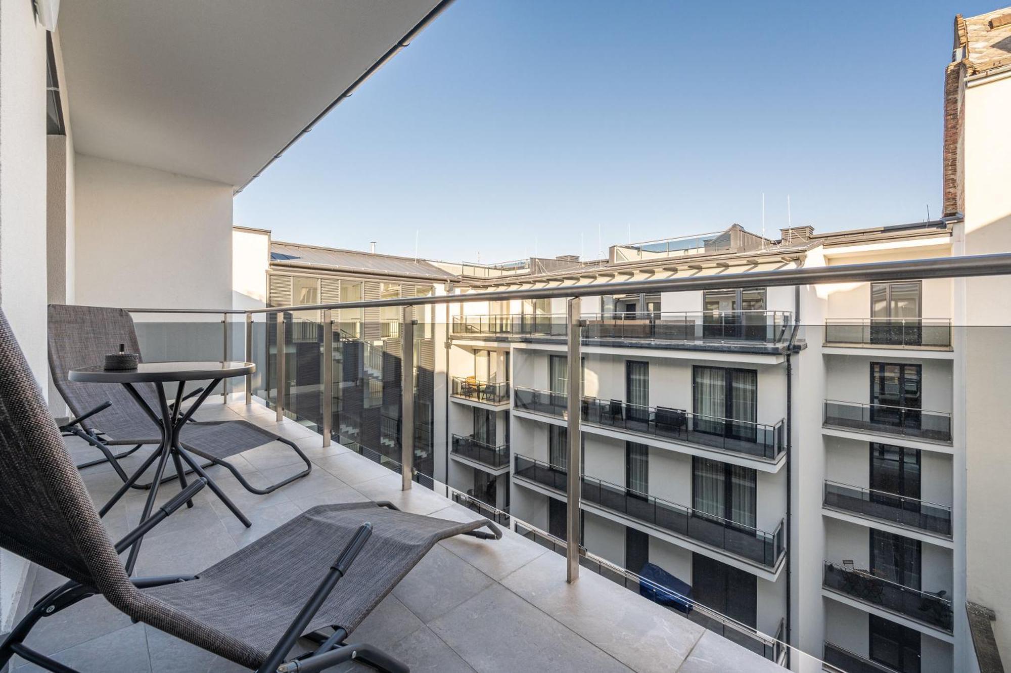 Condos With Garage And Balcony In City Center — Fotók 2